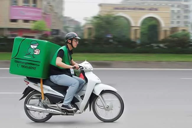 sinh viên đi giao hàng