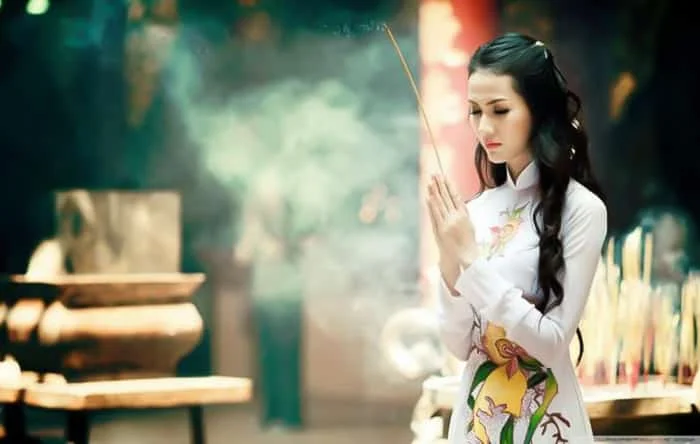 có kinh nguyệt đi chùa được không