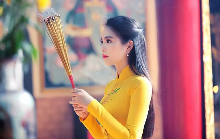 phụ nữ có kinh nguyệt có thắp hương được không