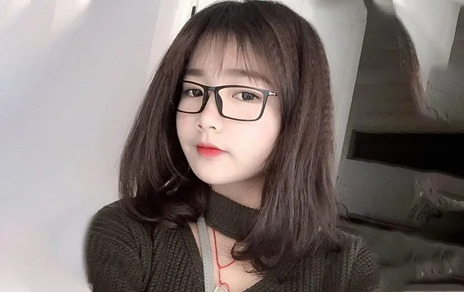 tóc ngắn đeo kính