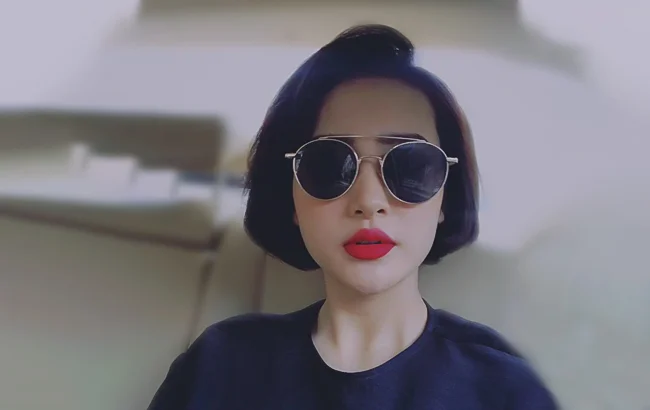 tóc ngắn rẽ ngôi hiền hồ