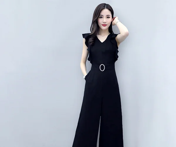 Quần ống rộng với áo cổ chữ v