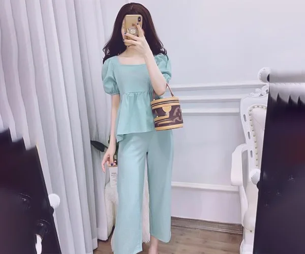 Quần ống rộng với áo sơ mi peplum