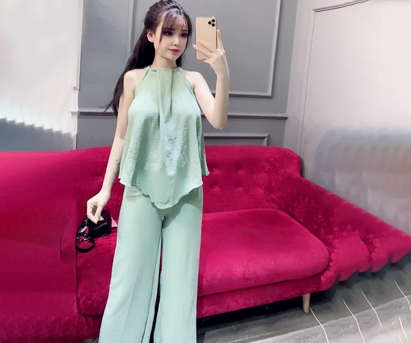 Quần ống rộng với áo yếm