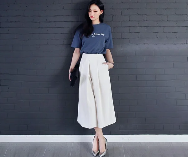 Quần ống rộng với áo thun suông
