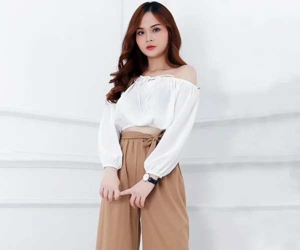 Quần ống rộng với áo trễ vai bồng bềnh