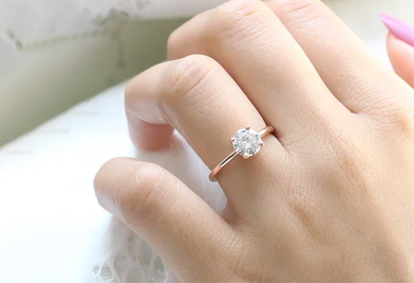 ý nghĩa đeo nhẫn ngón áp út