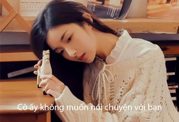 cô ấy không muốn nói chuyện với bạn