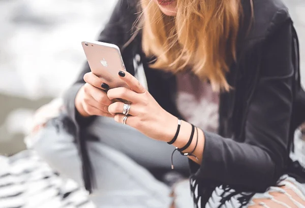 con gái có nên nhắn tin trước