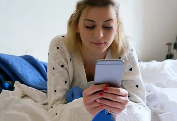 Con gái có nên nhắn tin trước không?