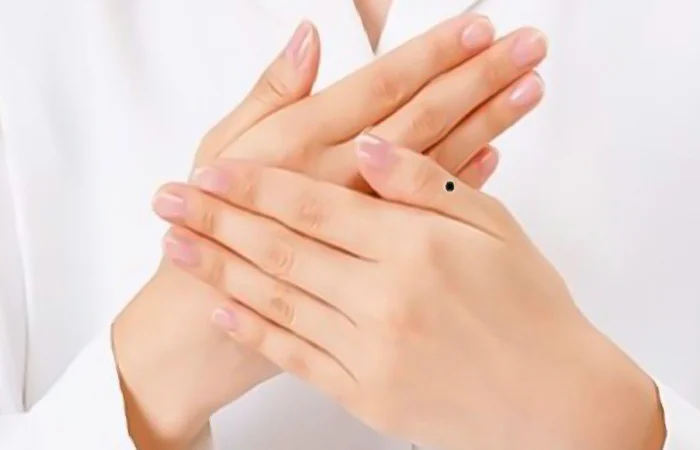 Phụ nữ có nốt ruồi ở ngón tay cái phải báo hiệu điều gì?