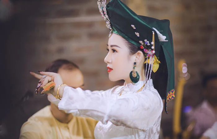 hầu đồng là gì