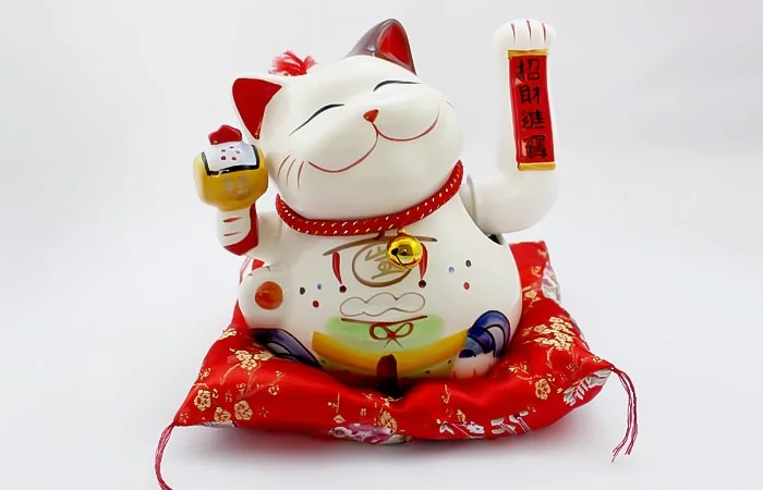 mèo thần tài tay trái