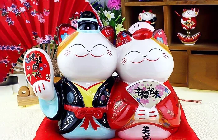 mèo thần tài tay trái