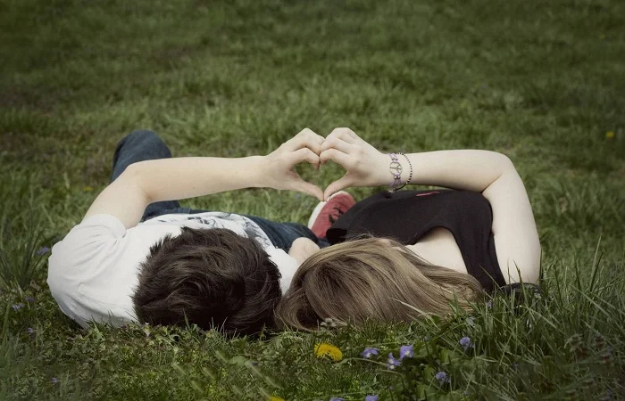 Trên tình bạn dưới tình yêu là gì