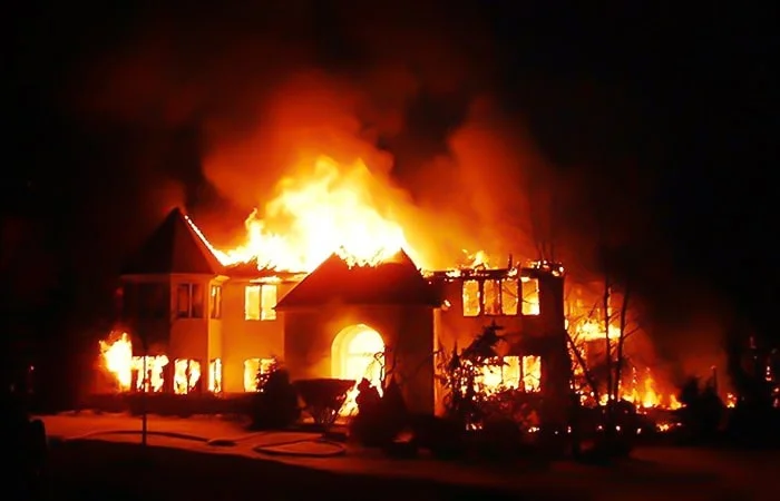 Nằm mơ cháy nhà báo hiệu điều gì? Con số may mắn là gì?