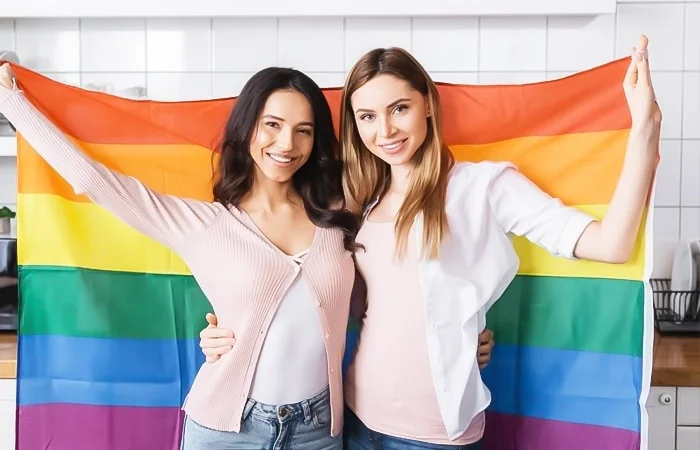 Con gái yêu nhau gọi là gì