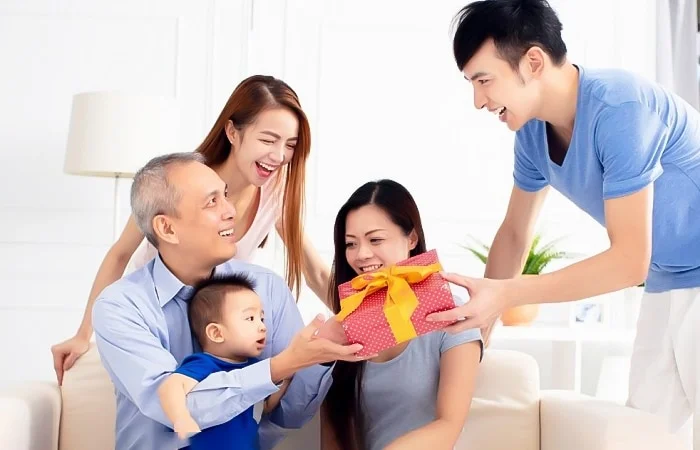 Con trai hay con gái nên ra mắt trước? Nên mặc trang phục gì khi ra mắt?