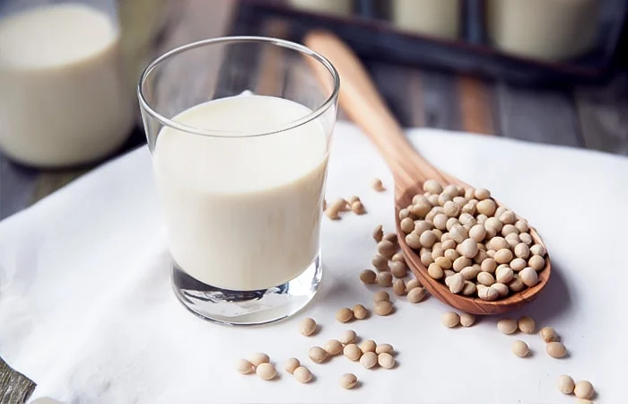 Con trai có nên uống sữa đậu nành không?