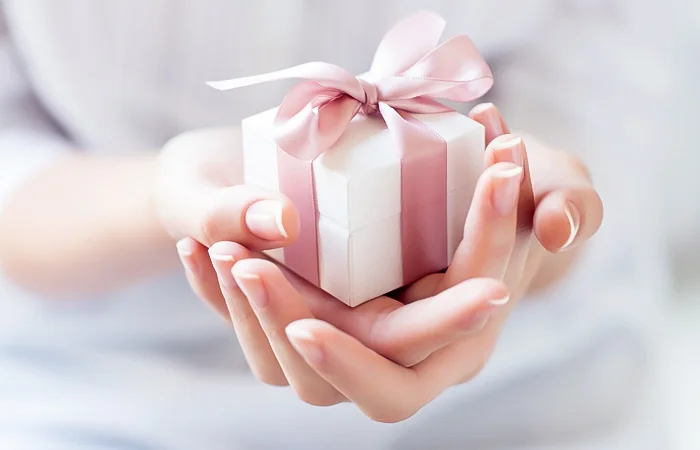 Sau khi chia tay có nên trả lại quà không?