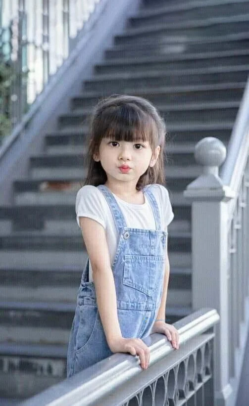 Hình nền em bé cho điện thoại