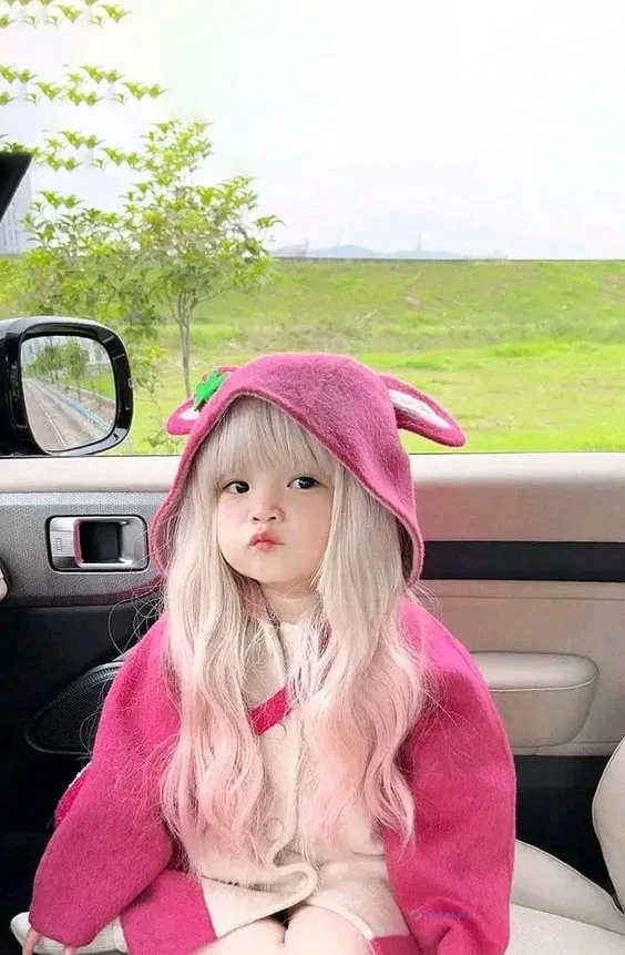 Hình nền em bé cho điện thoại