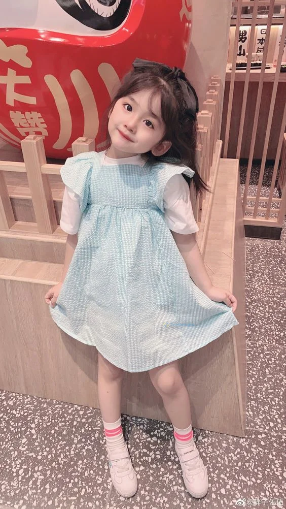 Hình nền em bé cho điện thoại