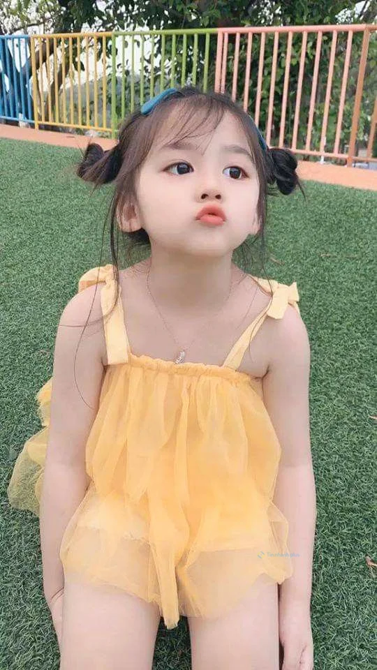 Hình nền em bé cho điện thoại