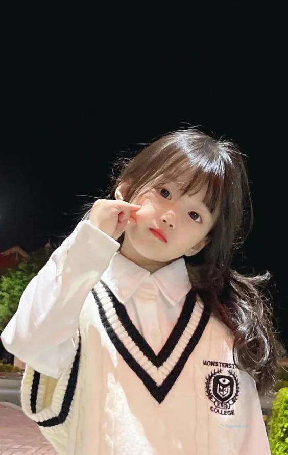 Hình nền em bé cho điện thoại