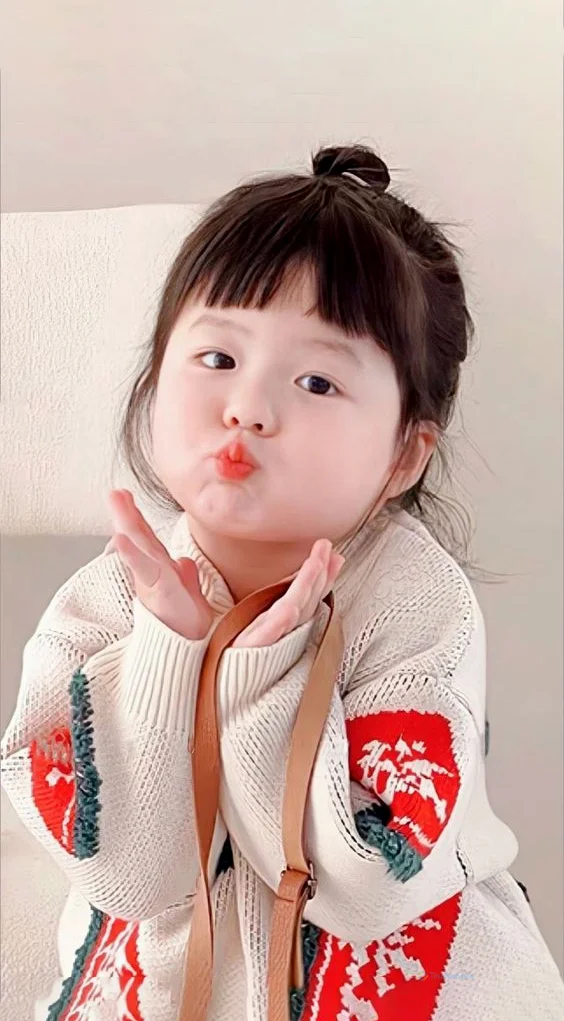 Hình nền em bé cho điện thoại