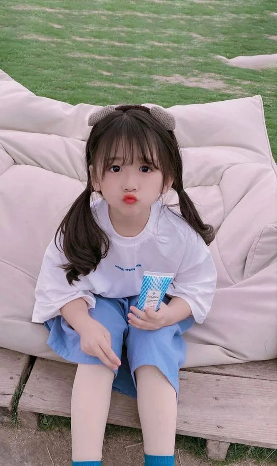 Hình nền em bé cute cho điện thoại