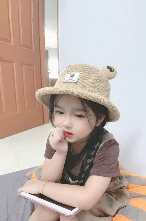 Hình nền em bé cute cho điện thoại