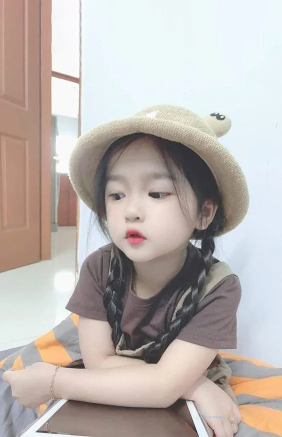 Hình nền em bé cute cho điện thoại