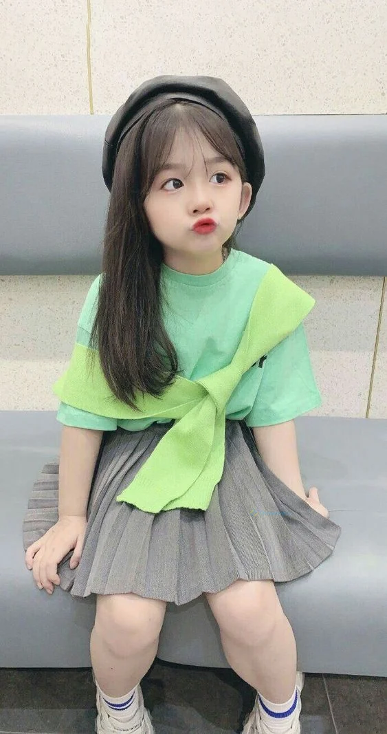 Hình nền em bé cute cho điện thoại