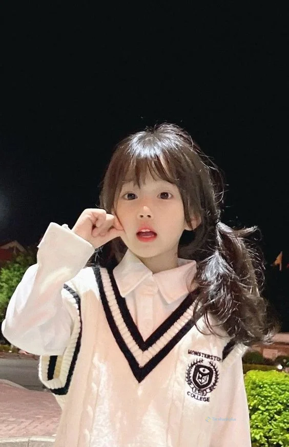 Hình nền em bé cute cho điện thoại