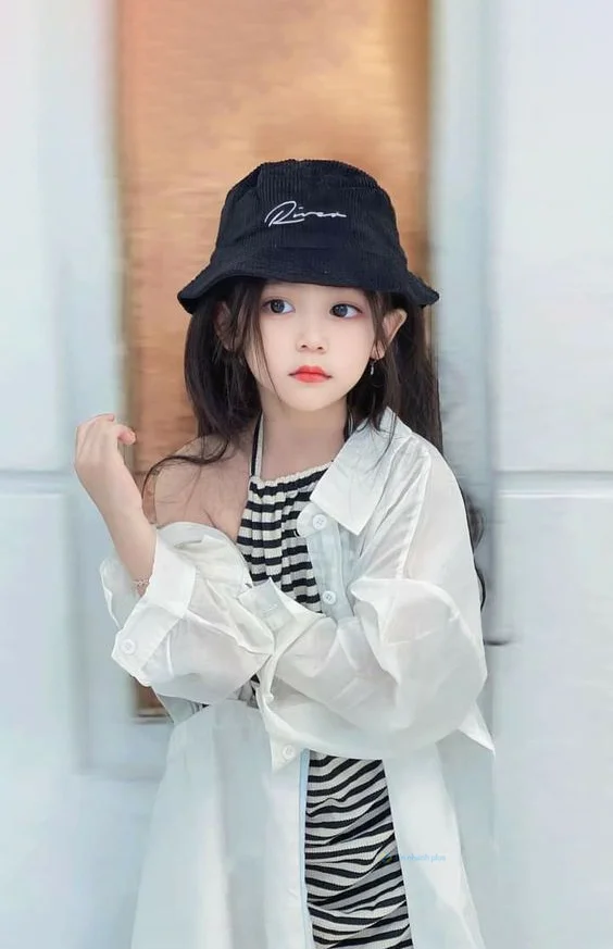 Hình nền em bé cute cho điện thoại