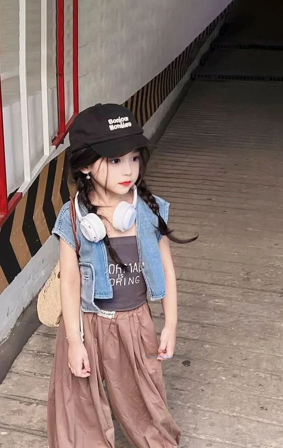 Hình nền em bé cute cho điện thoại