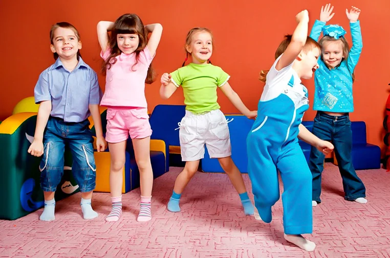 40+ Trò chơi khiêu vũ theo nhạc dành cho trẻ