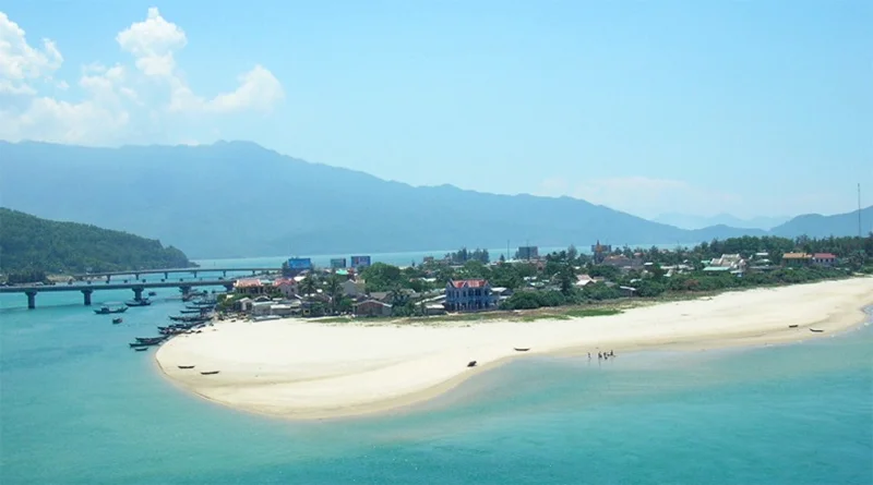 Bãi biển Lăng Cô (Huế)