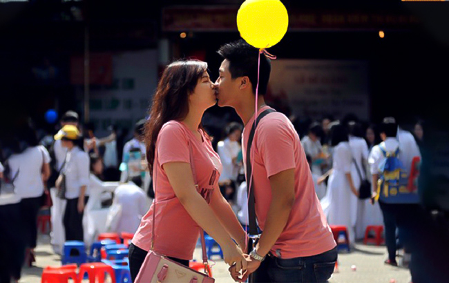 Con trai muốn hôn con gái ở những nơi công cộng để thể hiện tình yêu